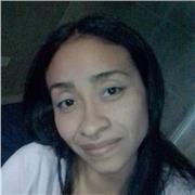 Profesora de naturales imparte clases a niños de todas las edades